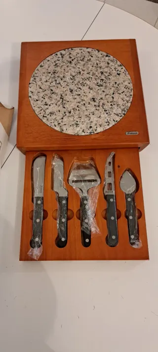 Tagliere per formaggi in legno e pietra