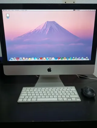 imac 16" con teclado y ratón