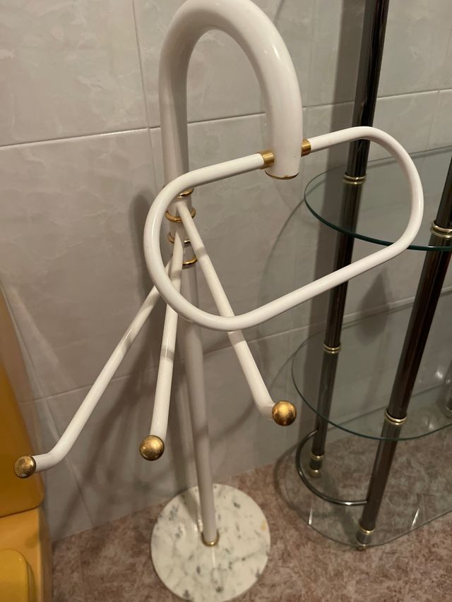 accesorio baño  de pie blanco y dorado