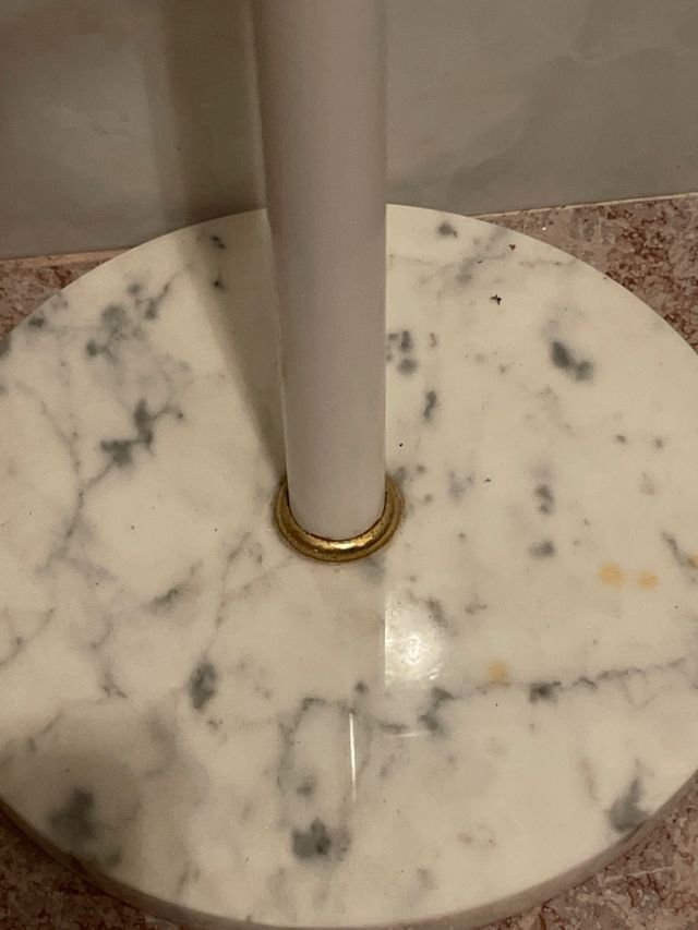 accesorio baño  de pie blanco y dorado