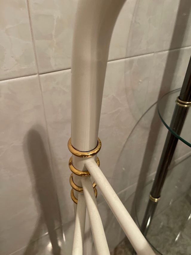 accesorio baño  de pie blanco y dorado