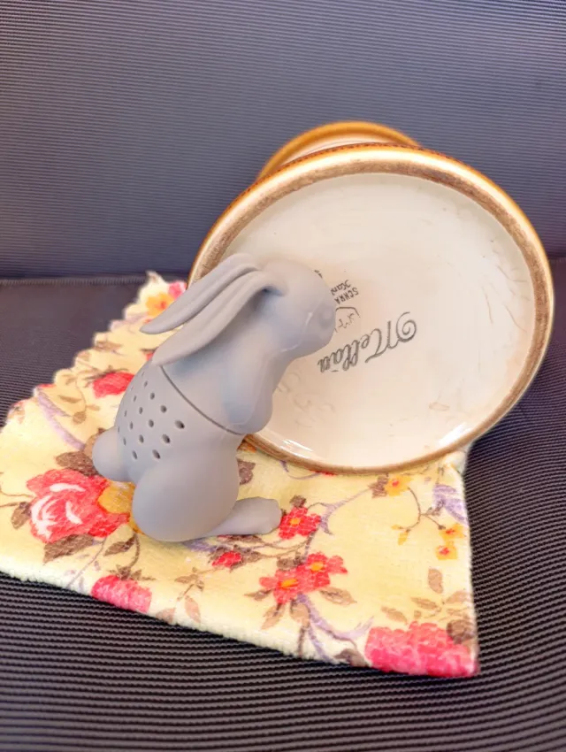 Tazza in ceramica con filtro a forma di coniglio