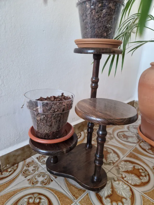 Macetero de madera para 3 plantas