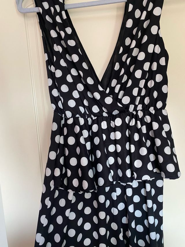 Mono negro con lunares blancos