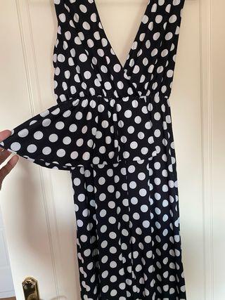 Mono negro con lunares blancos