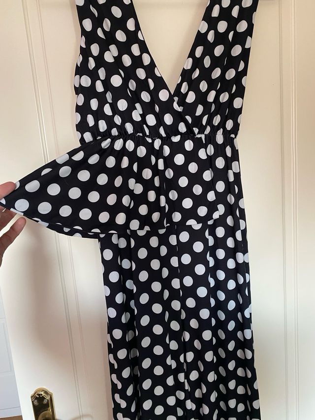 Mono negro con lunares blancos