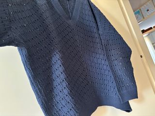 Maglione blu scuro con scollo a V