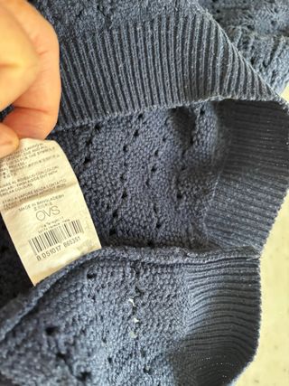 Maglione blu scuro con scollo a V