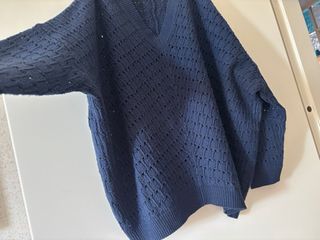 Maglione blu scuro con scollo a V