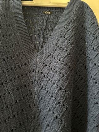 Maglione blu scuro con scollo a V