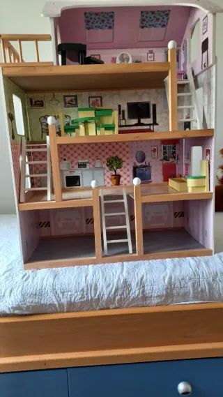 Casita de muñecas de madera