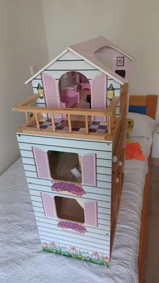 Casita de muñecas de madera