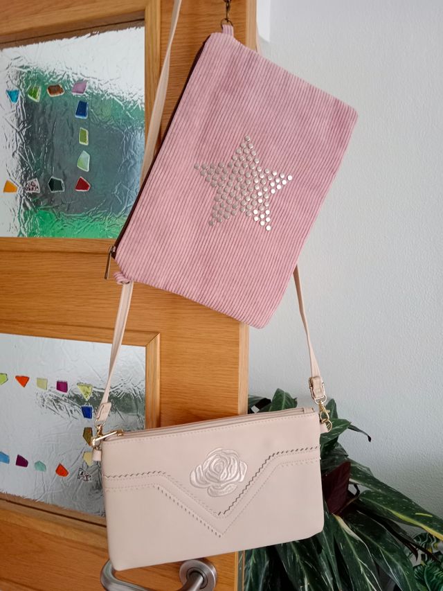 Bolsos beige y rosa