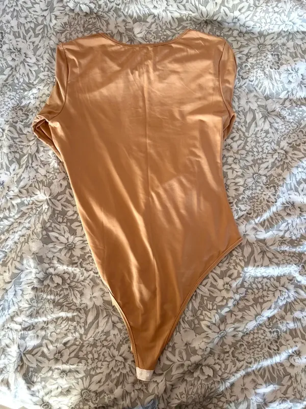 Body manga larga mujer camel