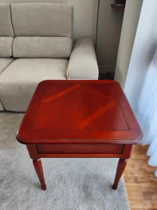 Mesita auxiliar de madera con cajón