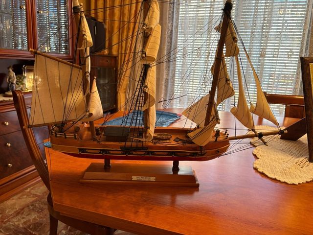 Barco de madera decorativo