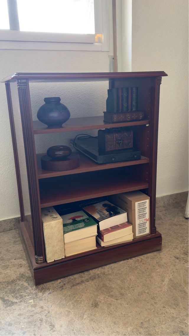 Mueble auxiliar de madera, con ruedas.