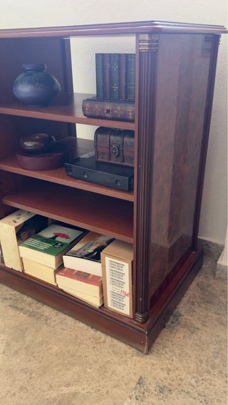 Mueble auxiliar de madera, con ruedas.