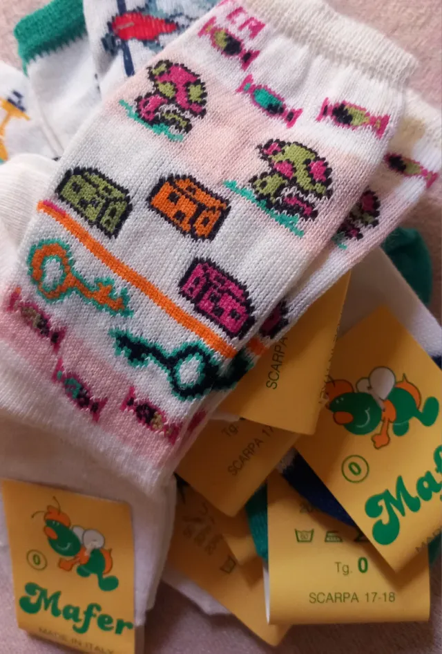 11 paia Calzini bimbo assortiti totale 3.5euro