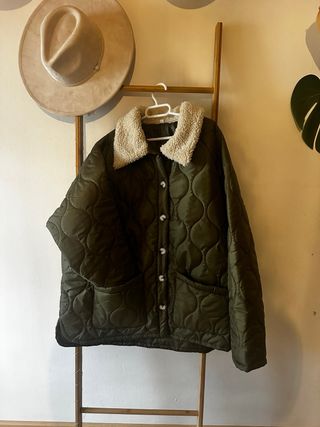 Chaqueta acolchada verde con cuello