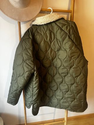 Chaqueta acolchada verde con cuello