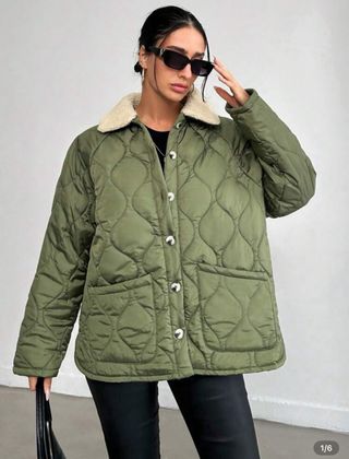 Chaqueta acolchada verde con cuello