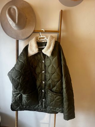 Chaqueta acolchada verde con cuello