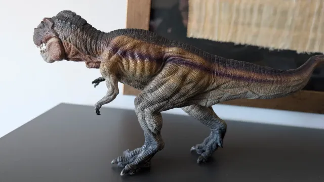 Dinosaurio T-Rex Papo Arcoíris