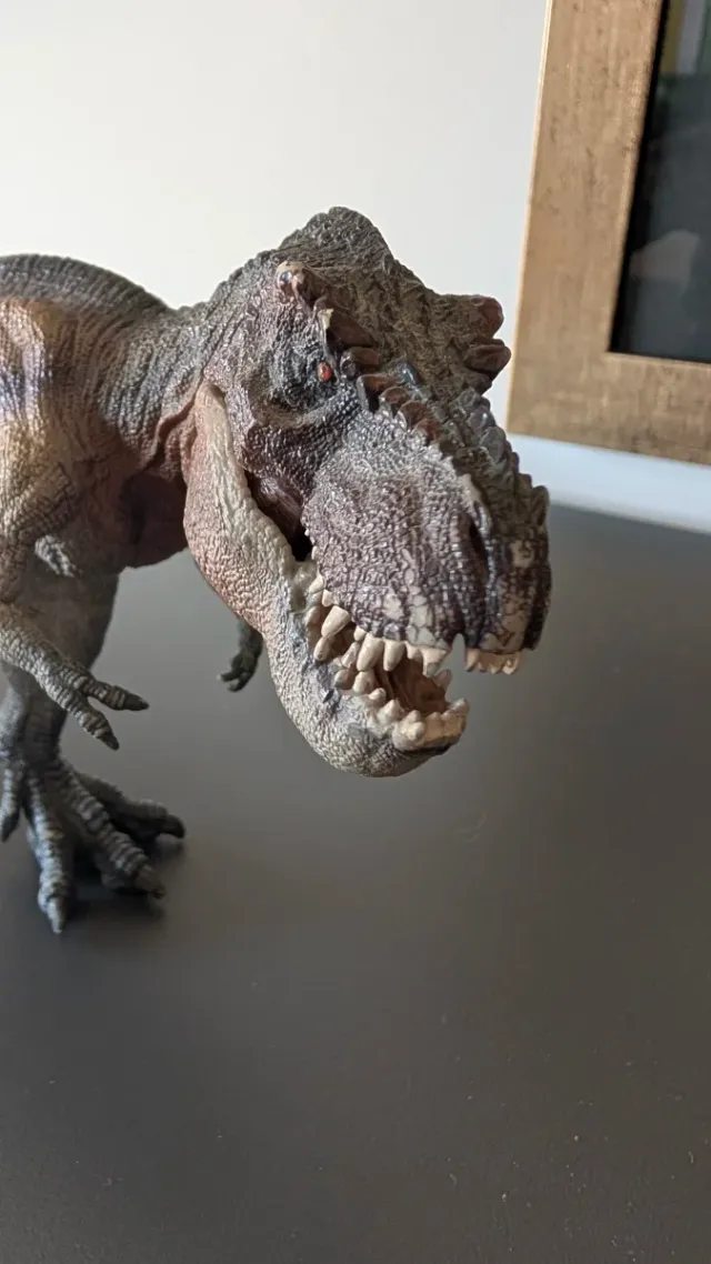 Dinosaurio T-Rex Papo Arcoíris