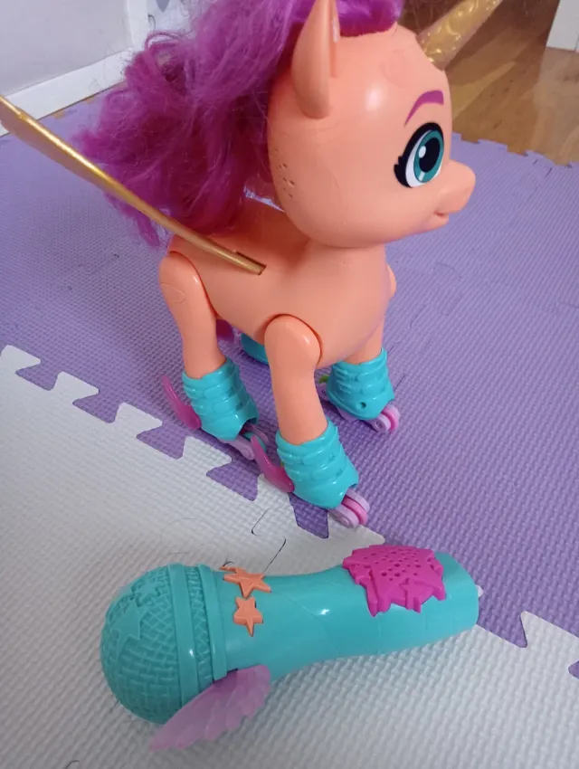 My Little Pony con micrófono