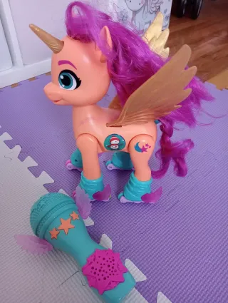 My Little Pony con micrófono