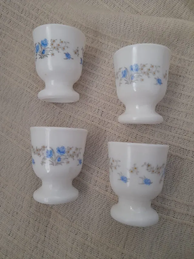 4 Hueveras porcelana flores azules de los años 80