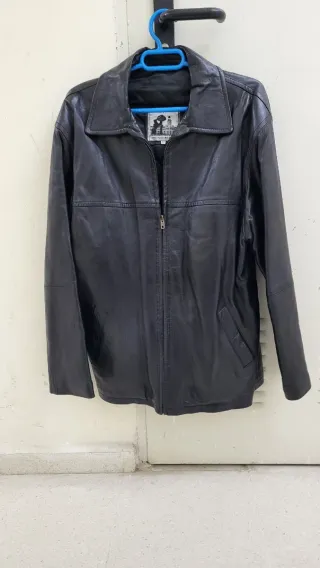 Cazadora de piel negra