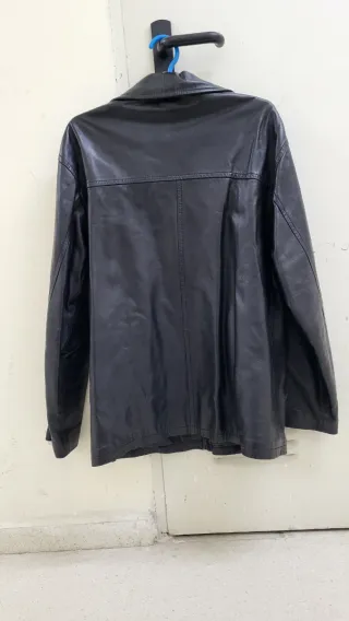 Cazadora de piel negra