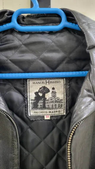 Cazadora de piel negra