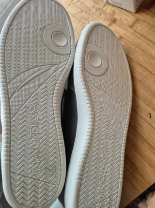 Zapatillas Nautica grises y blancas