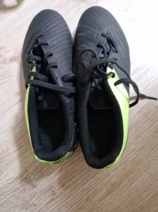 Botas de fútbol negras y verdes