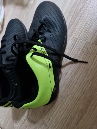 Botas de fútbol negras y verdes