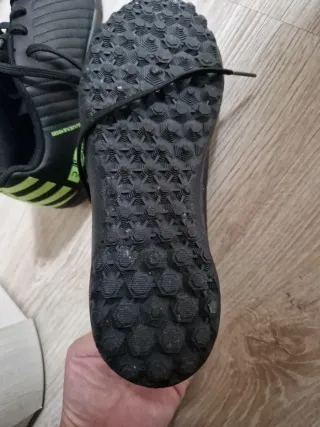 Botas de fútbol negras y verdes