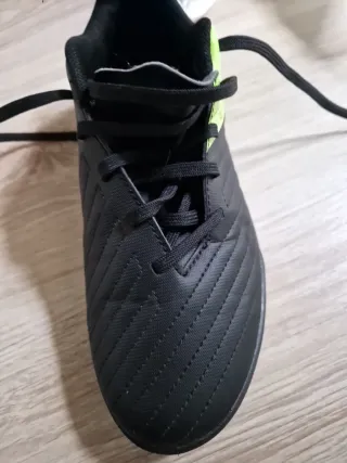 Botas de fútbol negras y verdes