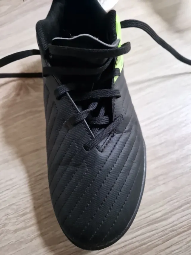 Botas de fútbol negras y verdes
