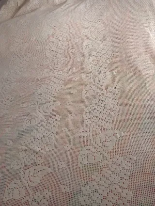 Tapete redondo ganchillo blanco crudo.