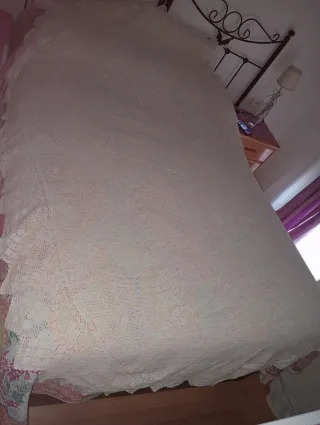 Tapete redondo ganchillo blanco crudo.