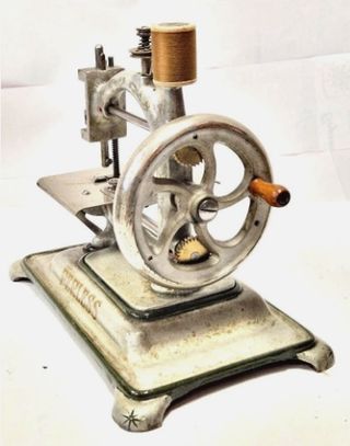 Máquina de coser antigua PERLESS plata 1910