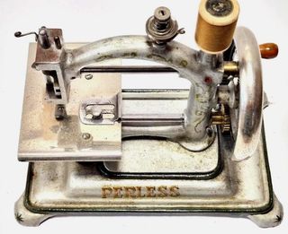 Máquina de coser antigua PERLESS plata 1910