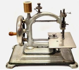 Máquina de coser antigua PERLESS plata 1910