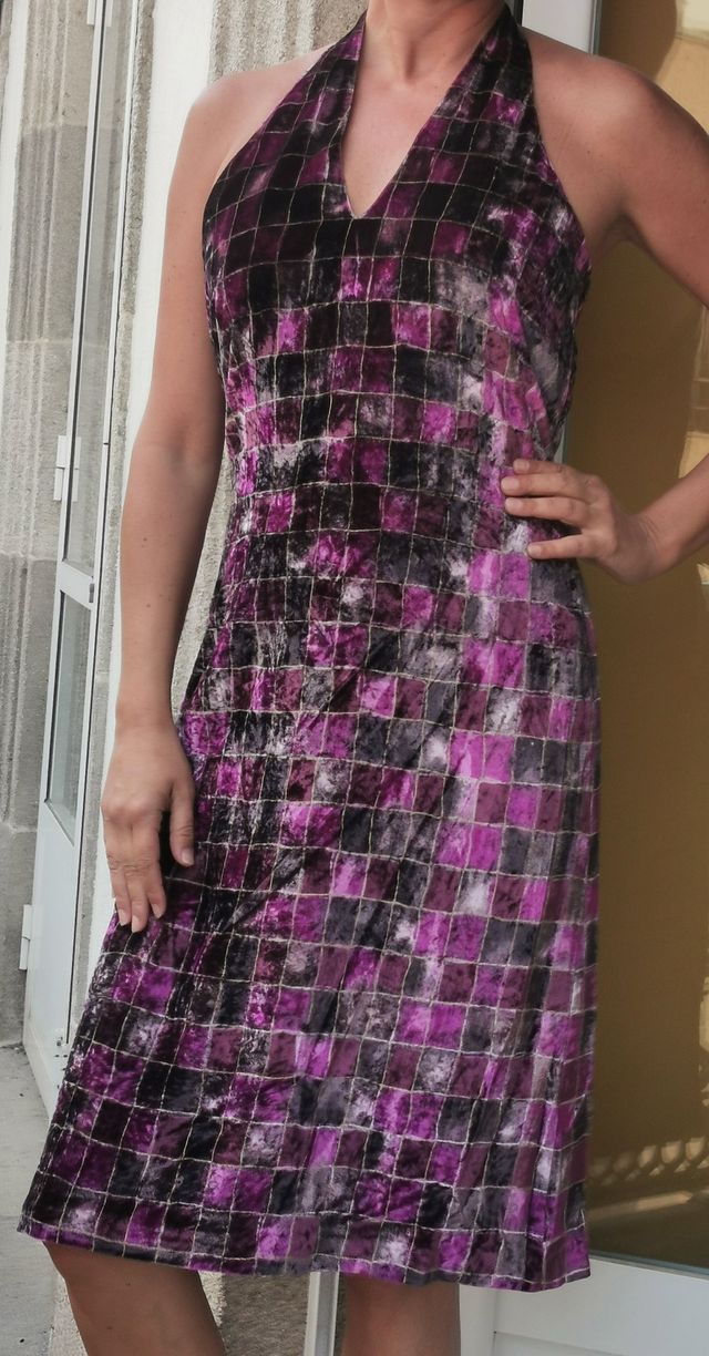 Vestido morado a cuadros.
