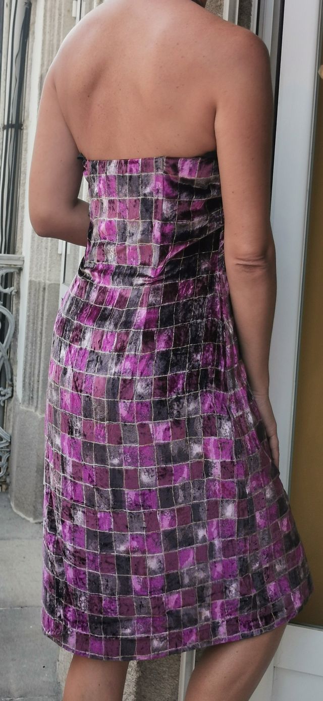 Vestido morado a cuadros.