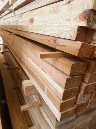Listón de pino sin pulir