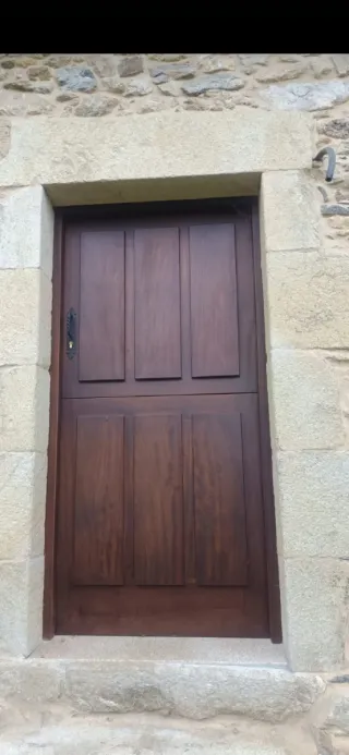 Fabricación de puertas de  postigo de madera